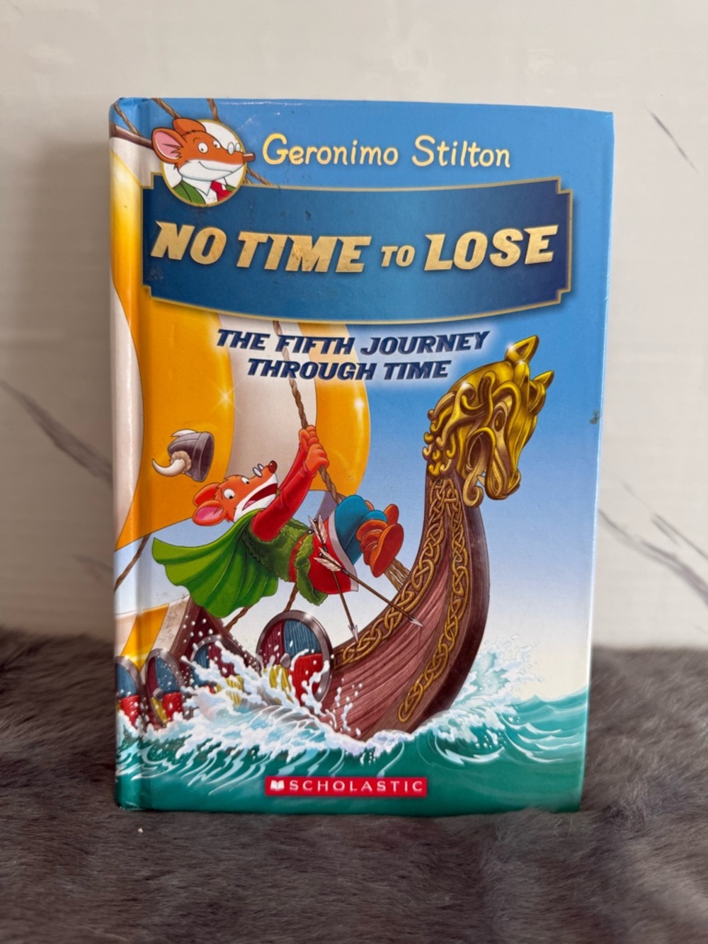 Scholastic Geronimo Stilton Backcover — Blue & Yellow Accents